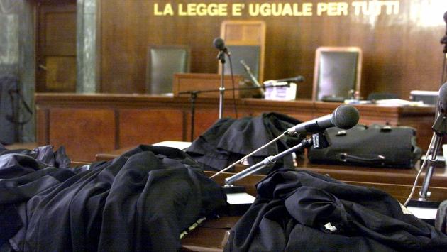 «Temevamo che di notte ci uccidesse»: per anni minacciati e picchiati dal figlio