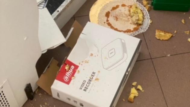 Vandali scatenati, pasticceria sottosopra