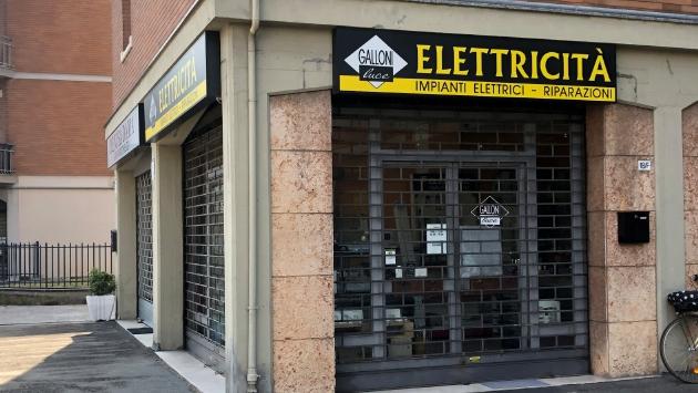 «Spaccata» con un pugno in pieno giorno e fuga con i soldi della cassa
