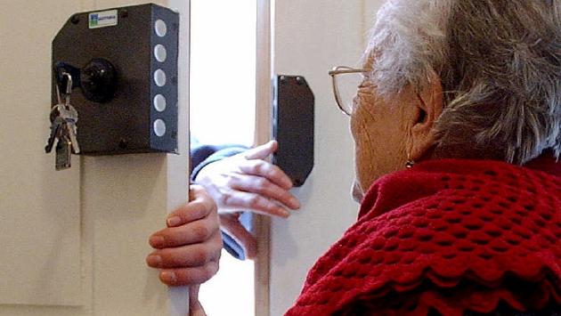 Fidenza, finto fattorino cerca di truffare