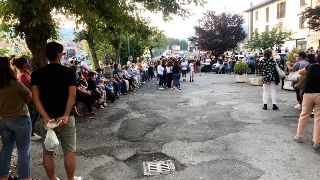 San Rocco gremita per il rosario di Anastasia e Franco