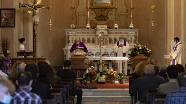 I funerali di Anastasia e Franco: «Riposate in pace mamma e papà»