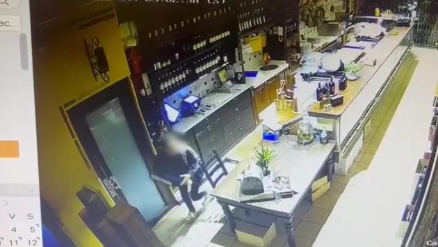 Nuovo raid dalle Picchi: filmata la ragazza in fuga con la cassa