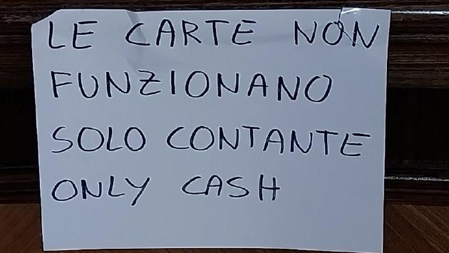 Linee in tilt a Borgotaro: impossibile usare pos e bancomat. È caccia ai contanti