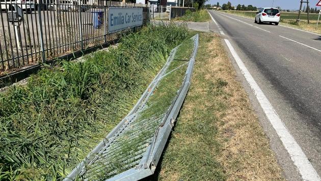 Abbattono una cancellata per rubare un furgone
