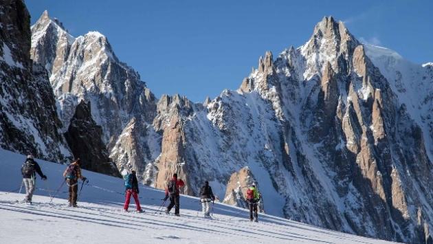 Cordata di alpinisti caduta in un crepaccio sul Monte Bianco: salvati