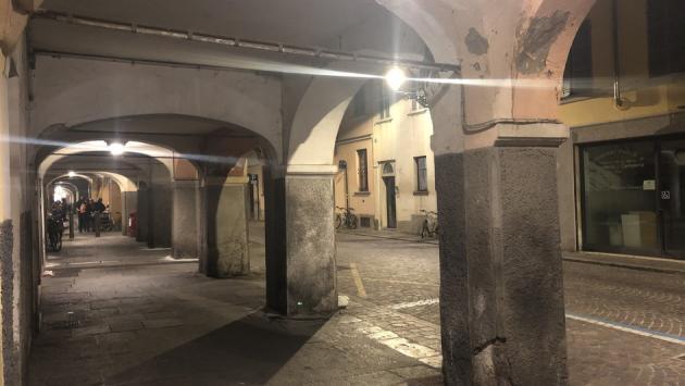 Circondato e minacciato in pieno centro: 1 anno e 2 mesi al rapinatore
