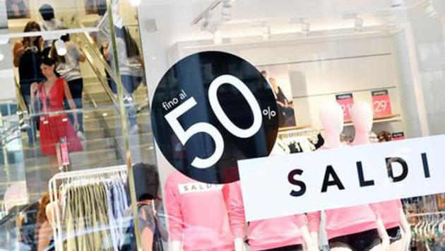 Domani il via ai saldi, ma i commercianti sono preoccupati