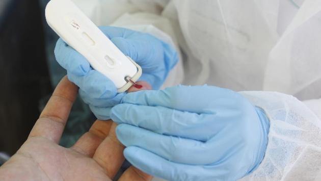 Continuano a salire i contagi in Italia (+379), indice Rt a 0,98. Autorizzato il test al vaccino italiano ReiThera