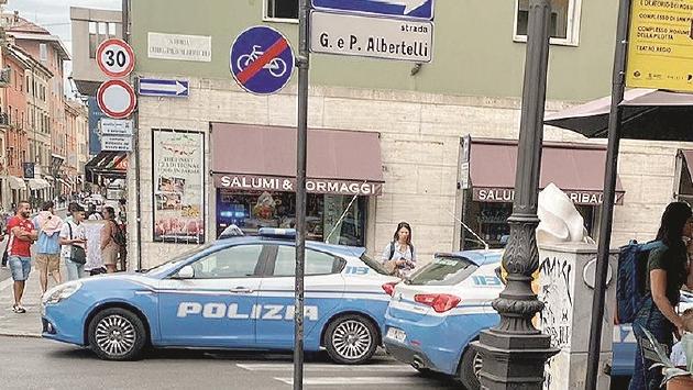 Un'altra scazzottata in mezzo alla strada: «Qui le risse sono la normalità