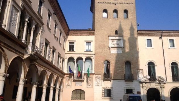Si dà fuoco a Crema, passanti filmano