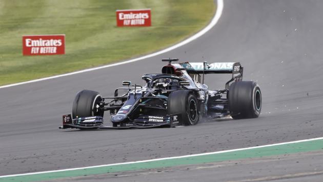 F1, Hamilton fora all'ultimo giro ma vince lo stesso