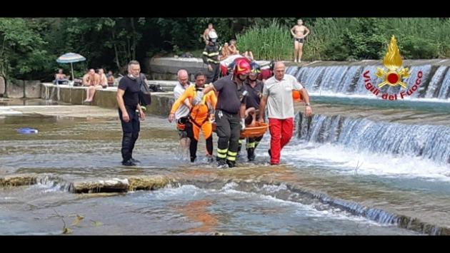 Ragazzo incastrato nel fiume con la mano infilzata, salvato da Vvf