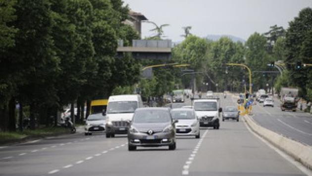A luglio immatricolazioni auto in calo, ma la caduta rallenta