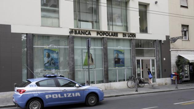 Attimi di tensione e in banca arriva la polizia
