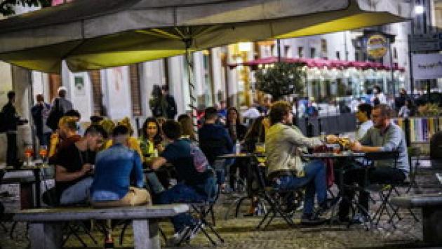 Stretta sulla movida a Milano Marittima, ordinanza no alcol