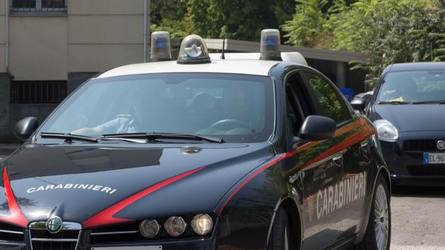 Trova 4 sconosciuti nella sua piscina. Scatta la denuncia