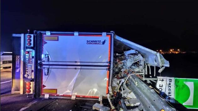 Camion si ribalta sull'Autocisa: due i feriti, uno gravissimo  ricoverato in rianimazione