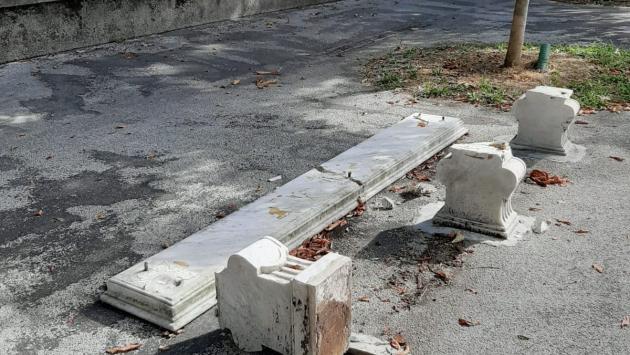 Panchina vandalizzata sullo stradone Martiri della Libertà