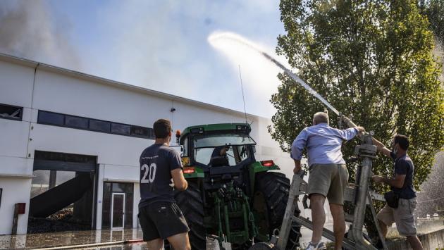 115: «Grazie all'acqua fornita dall'azienda agricola Carpi abbiamo spento il rogo»