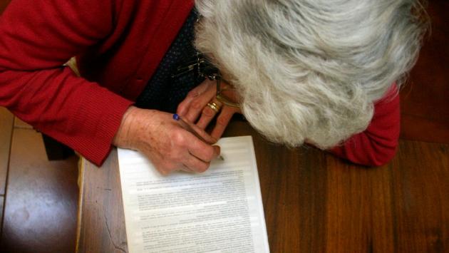 Ricompare quando la zia è in fin di vita e diventa l'erede di tutti i suoi beni: rinviata a giudizio