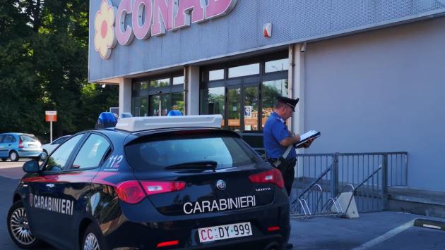 Spaccano i vetri delle auto in sosta per rubare: presi