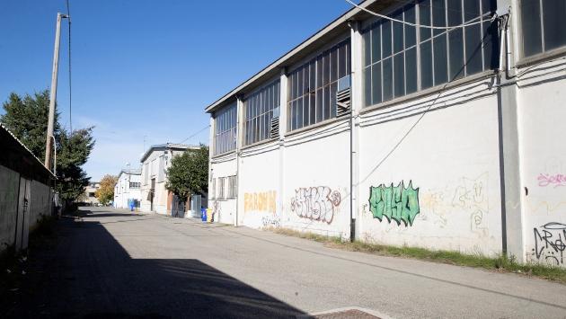 «Un ragazzo è stato aggredito». «No, caduto a causa dell'alcol». E' grave