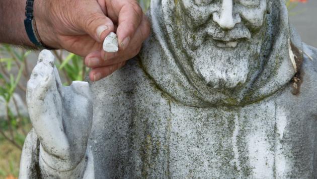 Salso, danneggiata la statua di Padre Pio a Contignaco