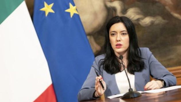 Azzolina: "No alla mascherina in classe se c'è distanziamento"