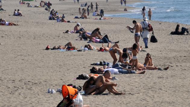 Forte dei Marmi, il sindaco chiude la spiaggia libera di notte: troppi vandalismi