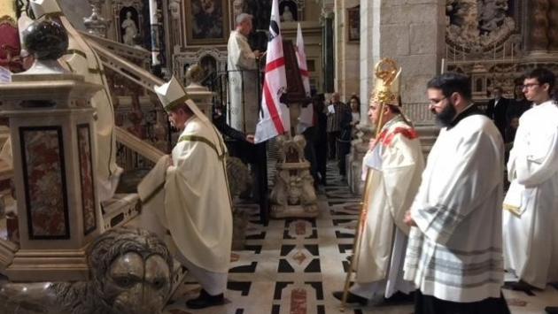 Il Viminale alla Cei: "Sì ai cori nelle messe, no al distanziamento dei congiunti"