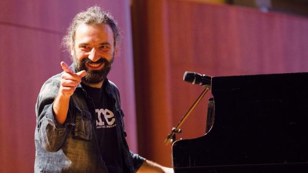 Stefano Bollani martedì al Regio: «Sarà un turbinio di emozioni»