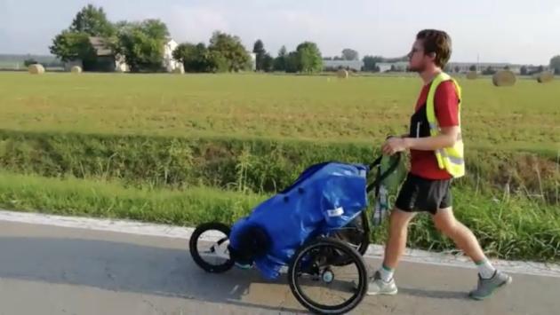 Lascia il lavoro per fare il giro del mondo a piedi