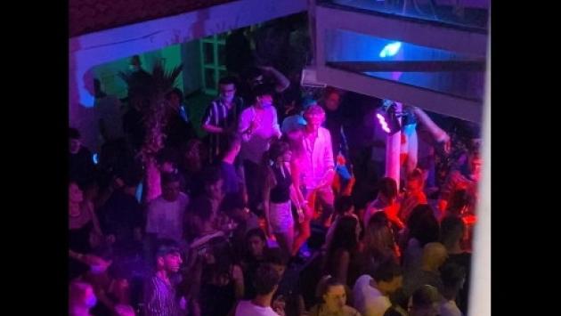 Crisanti: "Lo stop alle discoteche è coraggioso e coerente" 