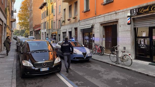 Lite in via Borghesi: spintoni e pugni in mezzo alla strada
