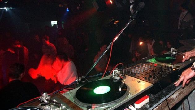 Il virologo Palù: "In discoteca il contagio è più facile"