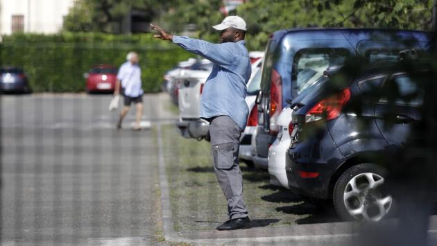 Chi si rivede... i parcheggiatori abusivi