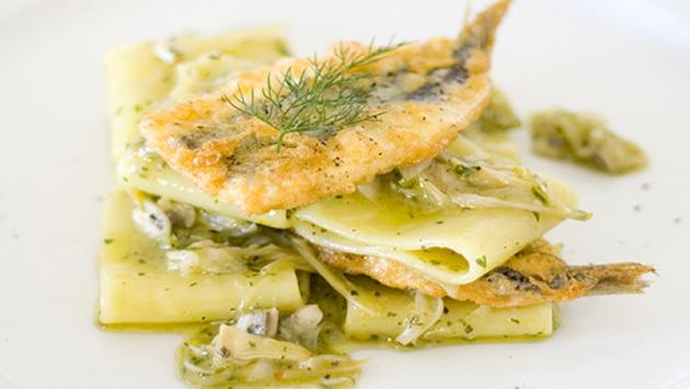I mezzi paccheri con alici dorate e cipollotto nocerino agrodolce