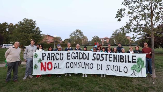 Parco Egaddi, settanta piante al posto del contestato chiosco. Gli abitanti cureranno lo spazio verde