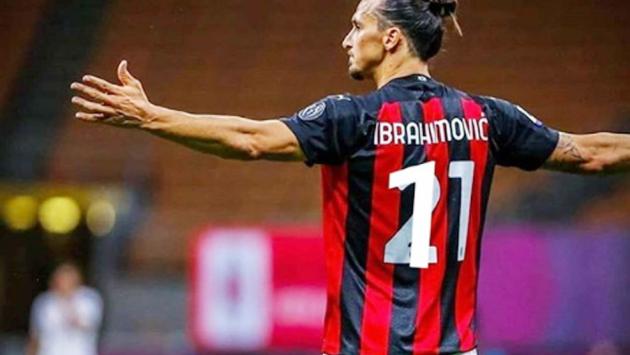  Ibra si mostra in rossonero con la maglia 11: "Mi sto scaldando"