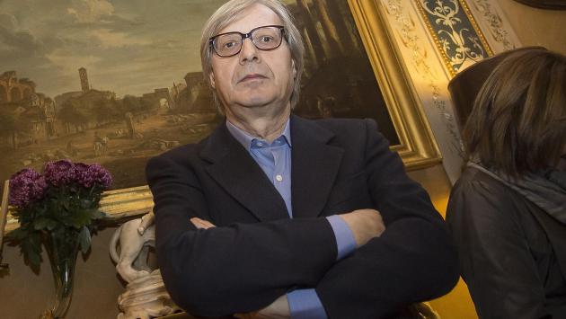 Divieto di mascherina a Sutri. Lo impone il sindaco, cioè Vittorio Sgarbi