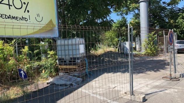 Ciclabile ferma «per ferie». E il cantiere si riempie di rifiuti