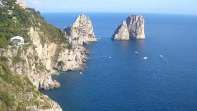 Si finge diplomatico per una vacanza di lusso a Capri, arrestato
