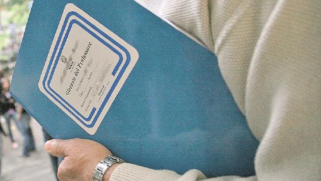 Insegnante aggredita, i genitori: «I ragazzi non hanno tirato sassi alla prof. Non è una scuola per bulli»