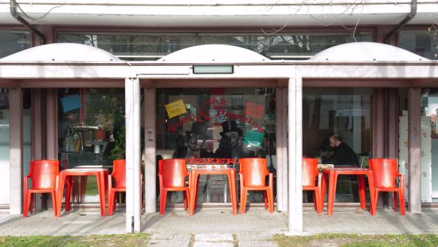 I ladri svaligiano la pizzeria: rubati soldi e cibo