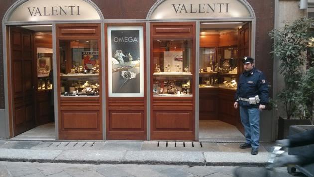 Con pistola e coltello assaltano la gioielleria Valenti: cassaforte svuotata