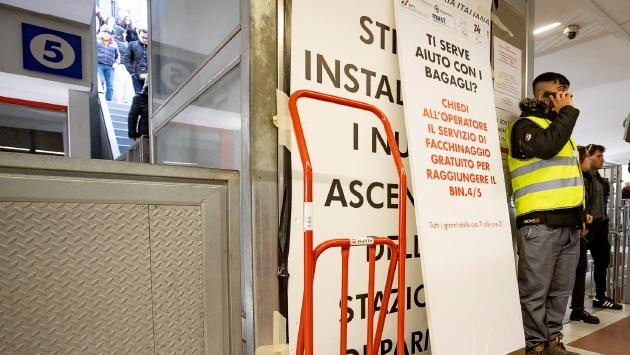 Negozi vuoti e scale mobili perennemente rotte: viaggio tra i mali cronici della stazione