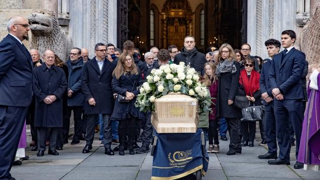 Cattedrale gremita per l'ultimo saluto a Paolo Chiesi. Il vescovo: «Capitano d'industria dedito alla salute». Il ricordo dei familiari