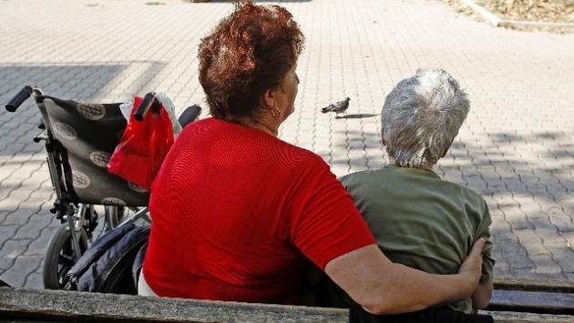 Lavoratori domestici, siglato il nuovo contratto. Aumento di 12 euro