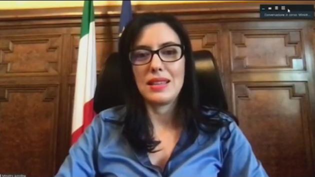 Azzolina: "Non si toglie il tempo pieno. E sarà lo Stato a fornire le mascherine"